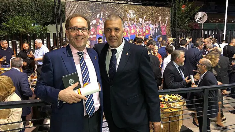 Tatín Elizari junto a José Carlos Garde. RFEBM.