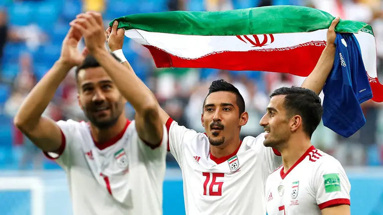 MUN03-90. SAN PETERSBURGO (RUSIA), 15/06/2018.- Los futbolistas iraníes (i-d) el centrocampista Masoud Shojaei, el delantero Reza Ghoochannejad y el defensa Haji Safi celebran tras vencer 1-0 a la selección marroquí tras el partido Marruecos-Irán, del Grupo B del Mundial de Fútbol de Rusia 2018, en el Estadio de San Petersburgo de San Petersburgo, Rusia, hoy 15 de junio de 2018 (RUSSIA SOCCER FIFA WORLD CUP, Morocco, Iran, Saint Petersburg). EFE/Juan Herrero.
