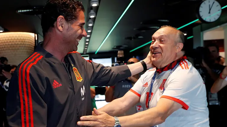 MUN200. KRASNODAR (RUSIA), 18/06/2018.- El entrenador de la selección española, Fernando Hierro (i), saluda a Manuel Cáceres, conocido como &#39;Manolo el del Bombo&#39;, tras un encuentro con la prensa en Krasnodar, lugar de concentración de España durante el Mundial de Rusia 2018, hoy, 18 de junio de 2018. España se enfrentará a Irán el próximo miércoles en Kazán, en su correspondiente partido de la fase de grupos del Mundial. EFE/Javier Etxezarreta.