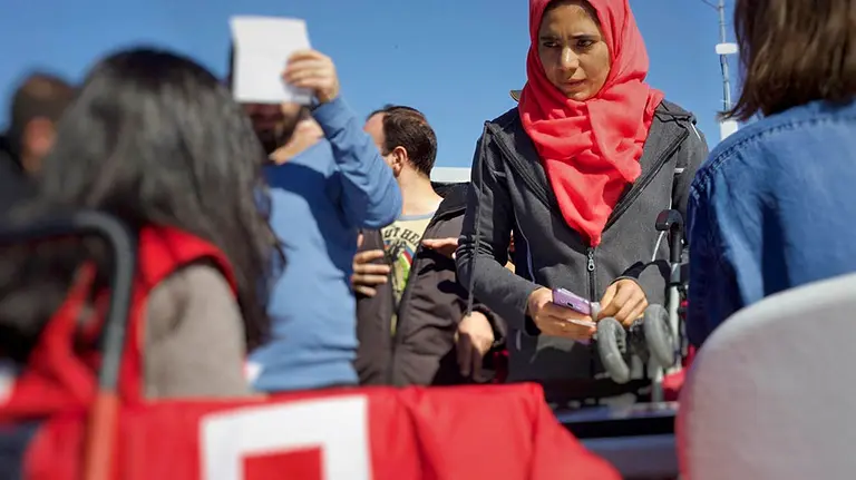 Voluntarios de Cruz Roja con refugiados. CEDIDA
