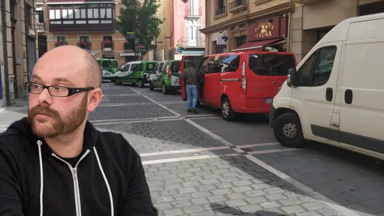 Armando Cuenca y la foto que publicó el usuario de tuiter criticando las hileras de coches municipales que se forman en el Casco Antiguo de Pamplona FOTOMONTAJE