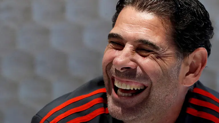 MUN200. KRASNODAR (RUSIA), 18/06/2018.- El entrenador de la selección española, Fernando Hierro, sonríe durante un encuentro con la prensa en Krasnodar, lugar de concentración de España durante el Mundial de Rusia 2018, hoy, 18 de junio de 2018. España se enfrentará a Irán el próximo miércoles en Kazán, en su correspondiente partido de la fase de grupos del Mundial. EFE/Javier Etxezarreta