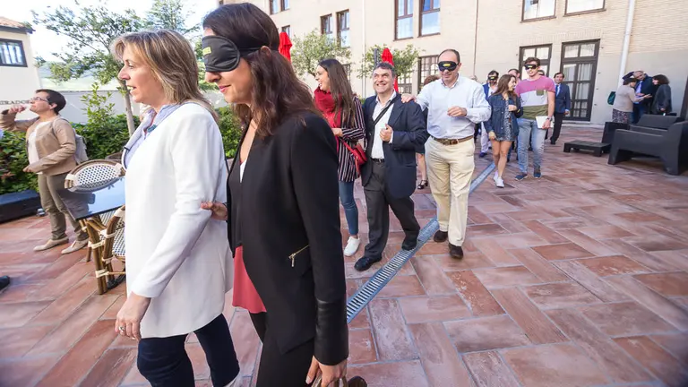 Representantes del sector empresarial y de los medios de comunicación participan en varias 'experiencias a ciegas', organizadas por la ONCE (14). IÑIGO ALZUGARAY