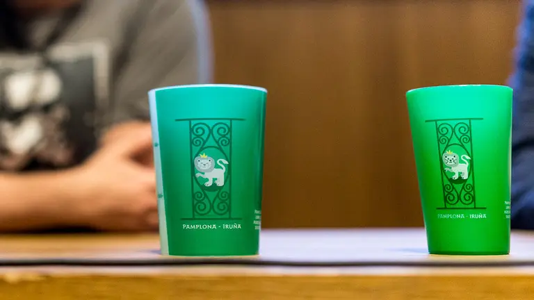 Imagen de vaso reutilizable en los Sanfermines. IÑIGO ALZUGARAY