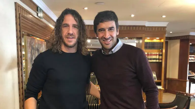 El exjugador del Barcelona y la selección española, Carles Puyol, con el exdelantero del Real Madrid y la selección, Raúl González. FACEBOOK
