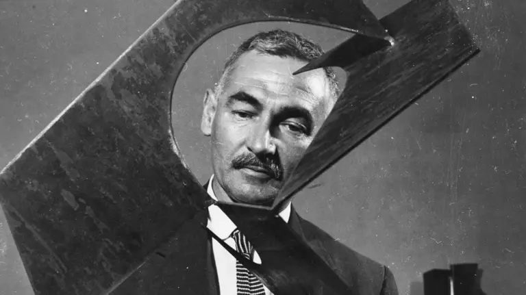 Escultor mirando una obra metálica. EUROPA PRESS