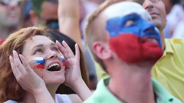 TOL07. St Petersburg (Russia), 14/06/2018.- Russian fans cheer at Fan Fest area as they watch the first match of FIFA World Cup 2018 between Russia and Saudi Arabia in Moscow, in St Petersbug, Russia 14 June 2018. The FIFA World Cup will take place in Russia from 14 June to 15 July 2018. (Mundial de Fútbol, Arabia Saudita, Moscú, Rusia) EFE/EPA/TOLGA BOZOGLU