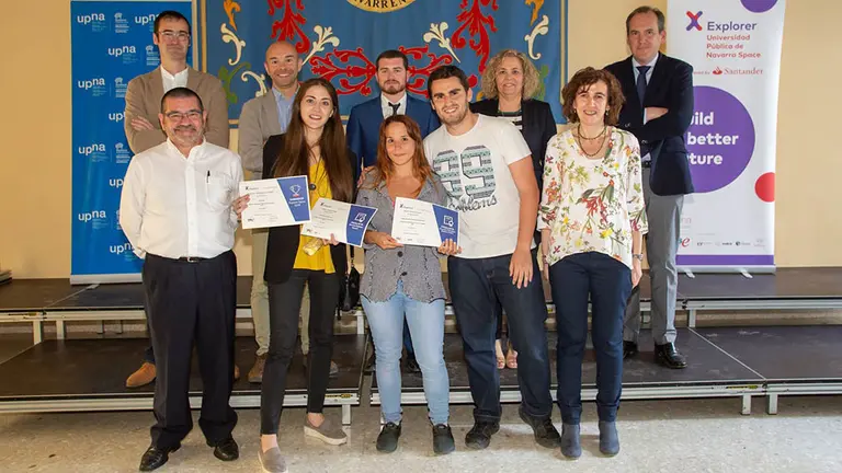 Alba del Villar, primera por la izquierda en la primera fila, posando junto a demás ganadores y jurado