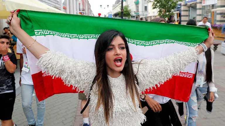 KIV08. Kazan (Russian Federation), 19/06/2018.- An Iran's soccer fan cheer for her team in downtown Kazan, Russia, 19 June 2018. Iran will face Spain in their FIFA World Cup 2018 Group B preliminary round soccer match in Kazan on 20 June 2018. (España, Mundial de Fútbol, Rusia) EFE/EPA/SERGEY DOLZHENKO