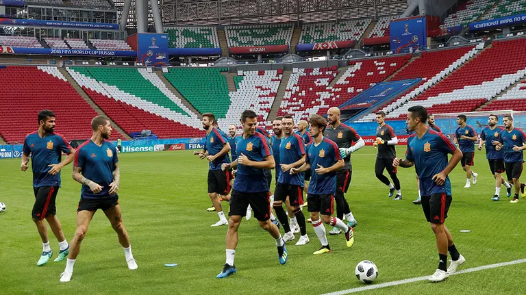 KAZ45. KAZÁN (RUSIA), 19/06/2018.- Los jugadores de España participan en un entrenamiento hoy, martes 19 de junio de 2018, en el Kazan Arena, en Kazán (Rusia). España enfrentará a Irán en la segunda jornada del Mundial de Rusia 2018 este 20 de julio. EFE/Javier Etxezarreta

ATENCIÓN EDITORES: Sólo Uso editorial. Prohibido su uso en referencia con entidad comercial alguna. Prohibido su uso en alertas, descargas o mensajería multimedia en móviles. Las imágenes deberán aparecer como fotografías congeladas y no podrán emular la acción del juego mediante secuencias o fotomontajes. Ninguna imagen publicada podrá ser alterada, mediante texto o imagen superpuesta, en el caso de que (a) intencionalmente oculte o elimine el logotipo de un patrocinador o (b) añada y/o cubra la identificación comercial de terceras partes que no esté oficialmente asociada con la Copa Mundial de la FIFA.
