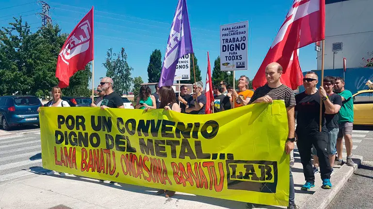 La caravana que ha recorrido algunos polígonos industriales de Pamplona pidiendo un convenio 'digno' del metal. CEDIDA