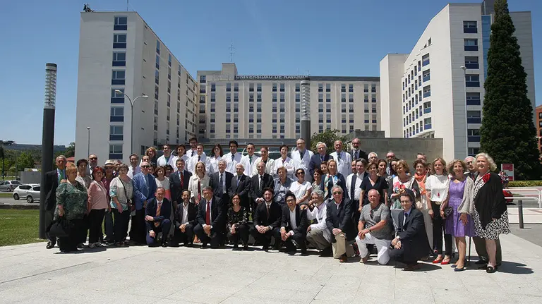 Los participantes en la Jornada Científica en Nefrología posan junto a la Clínica Universidad de Navarra, encargada de los trasplantes de riñón en Navarra Foto CUN