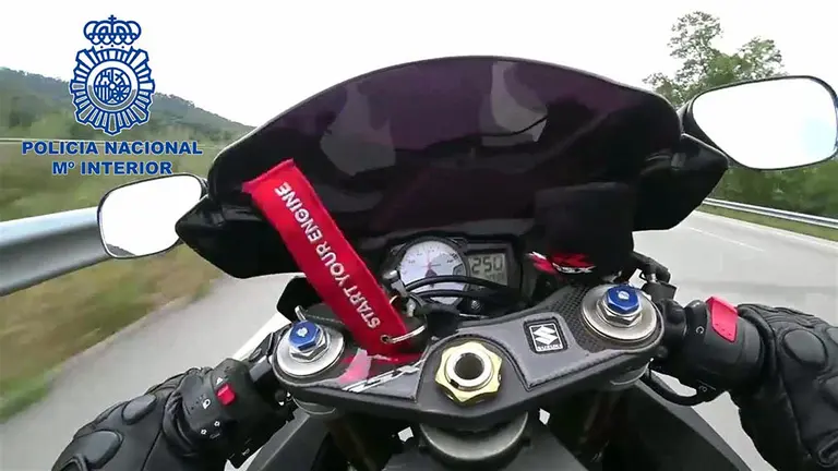 Detenido un motorista al colgar en Instagram una foto a 250 kilómetros por hora