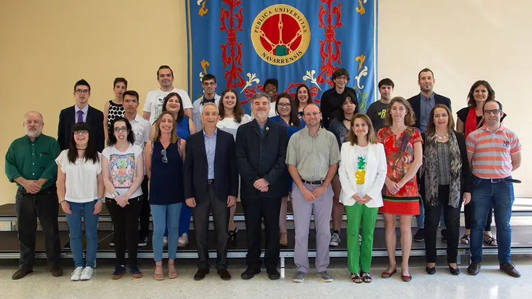 Estudiantes y profesores del curso impulsado por la ONCE, junto al padrino, Gerardo Echeita (fila de delante, 6&ordm; por la izq.), y la t&eacute;cnica de la Fundaci&oacute;n ONCE; Julia Ler&aacute;noz (fila de delante, 3&ordf; por la dcha.). UPNA