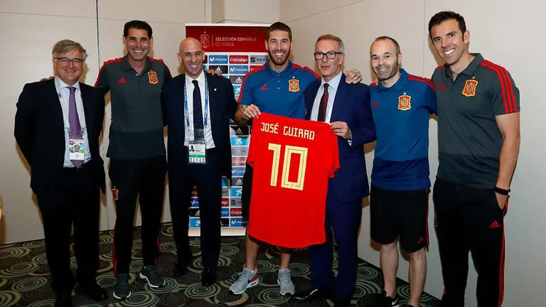 MUN01 KAZÁN (RUSIA) 20/6/2018 El ministro de Cultura y Deporte, José Guirao, (3d), visitó hoy a la selección española de fútbol en Kazán con motivo del partido Irán-España del Mundial 2018. De izquierda a derecha, el embajador de España en Moscú, Ignacio Ybáñez, el seleccionador Fernando Hierro, el presidente de la Real Federación Española de Fútbol, Luis Rubiales, el capitán de la selección, Sergio Ramos, el ministro José Guirao, el jugador Andrés Iniesta, y el miembro del equipo técnico de la selección Carlos Marchena. EFE/RFEF/Carmelo Rubio.