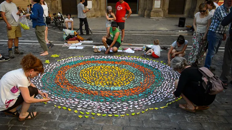 Acto en la Plaza del Ayuntamiento por el Día del Refugiado. PABLO LASAOSA 01