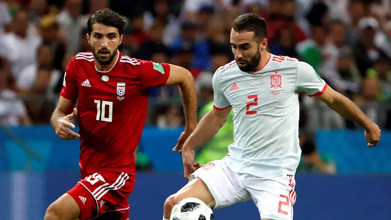 MUN20-108. KAZÁN (RUSIA), 20/06/2018.- El delantero iraní Ansarifard y el defensa español Carvajal (d) durante el partido Irán-España, del Grupo B del Mundial de Fútbol de Rusia 2018, en el Kazán Arena de Kazán, Rusia, hoy 20 de junio de 2018 (RUSSIA SOCCER FIFA WORLD CUP, Iran, Spain, Kazan). EFE/Javier Etxezarreta