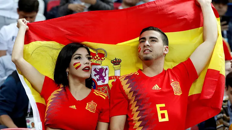 MUN20-32. KAZÁN (RUSIA), 20/06/2018.- Aficionados españoles animan a su selección antes del partido Irán-España, del Grupo B del Mundial de Fútbol de Rusia 2018, en el Kazán Arena de Kazán, Rusia, hoy 20 de junio de 2018 (RUSSIA SOCCER FIFA WORLD CUP, Iran, Spain, Kazan). EFE/Javier Etxezarreta [ATENCIÓN EDITORES: Sólo Uso editorial. Prohibido su uso en referencia con entidad comercial alguna. Prohibido su uso en alertas, descargas o mensajería multimedia en móviles. Las imágenes deberán aparecer como fotografías congeladas y no podrán emular la acción del juego mediante secuencias o fotomontajes. Ninguna imagen publicada podrá ser alterada, mediante texto o imagen superpuesta, en el caso de que (a) intencionalmente oculte o elimine el logotipo de un patrocinador o (b) añada y/o cubra la identificación comercial de terceras partes que no esté oficialmente asociada con la Copa Mundial de la FIFA.]