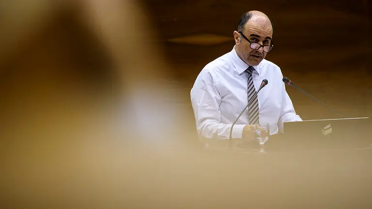 El vicepresidente del gobierno Manu Ayerdi (GeroaBai) durante el pleno parlamentario. MIGUEL OSÉS (1)
