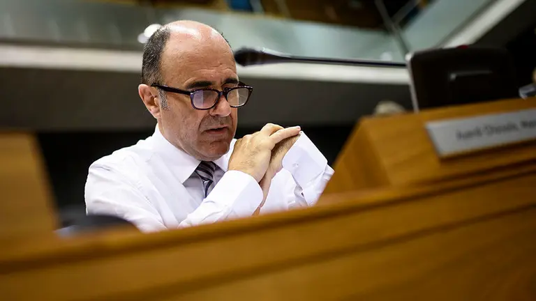 El vicepresidente del gobierno Manu Ayerdi (GeroaBai) durante el pleno parlamentario. MIGUEL OSÉS (2)