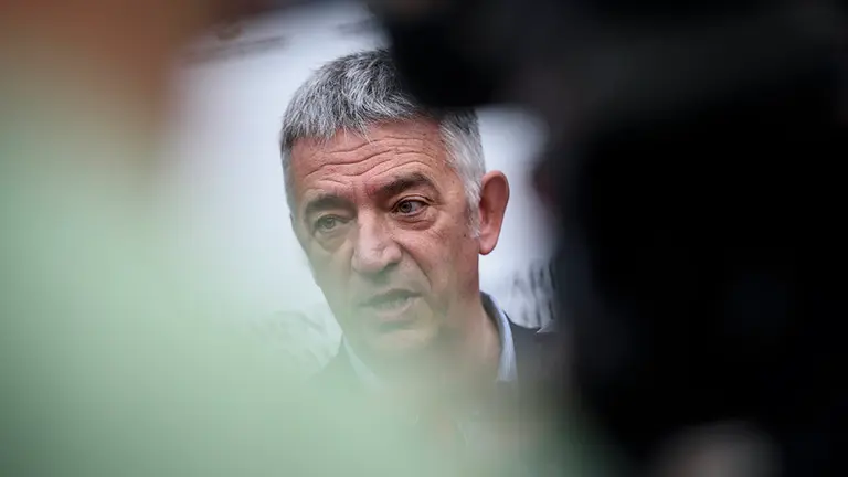 Koldo Martínez (GeroaBai) comparece ante los medios de comunicación momentos antes del comienzo del pleno parlamentario. MIGUEL OSÉS (2)