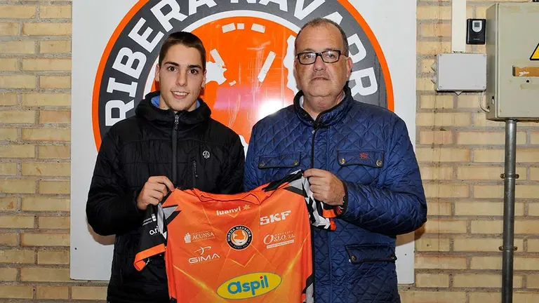 Unai Martínez junto al presidente del Aspil Vidal. Ribera Navarra FS.