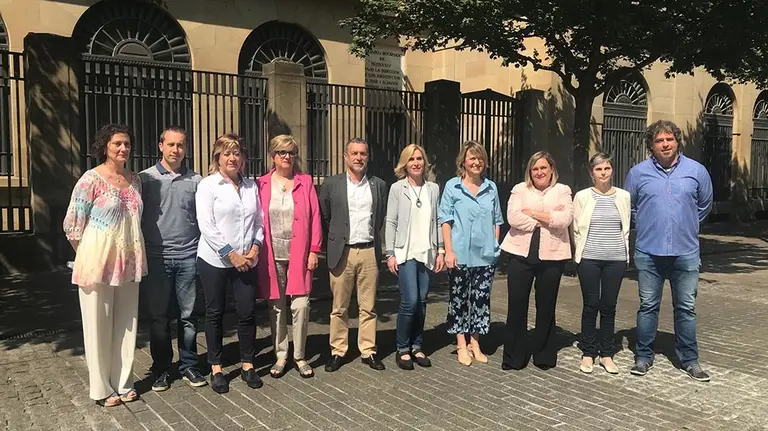 El vicepresidente Laparra e In&eacute;s Frances posan con representantes de las entidades que promueven los centros ocupacionales GOBIERNO DE NAVARRA