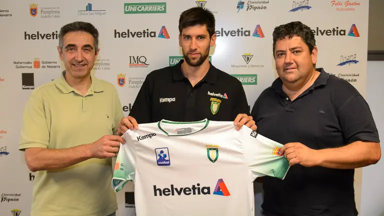 El Helvetia Anaitasuna presenta al central navarro Ibai Meoki como nuevo jugador para la próxima temporada.. PABLO LASAOSA 01