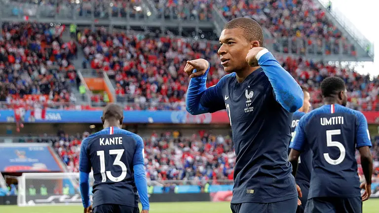 MUN22-68. EKATERIMBURGO (RUSIA), 21/06/2018.- El delantero francés Kylian Mbappé (c-d) celebra tras marcar el 1-0 durante el partido Francia-Perú, del Grupo C del Mundial de Fútbol de Rusia 2018, en el Ekaterimburgo Arena de Ekaterimburgo, Rusia, hoy 21 de junio de 2018 (RUSSIA SOCCER FIFA WORLD CUP, France, Peru, Ekaterinburg). EFE/Lavandeira jr.