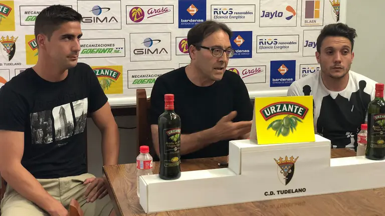 Diego Royo y David Soto junto al presidente del equipo ribero. Foto Twitter CD Tudelano.