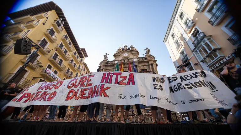Concentración en la Plaza del Castillo de Pamplona en repulsa por la puesta en libertad condicional de los violadores de 'La Manada' (11). IÑIGO ALZUGARAY