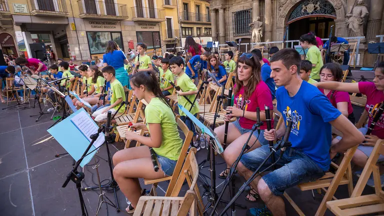 Más de un centenar de niños y niñas han participado en el 'Alarde de Txistularis Txikis' coincidiendo con el Día Europeo de la Música (09). IÑIGO ALZUGARAY