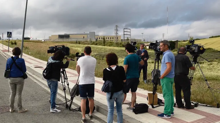 Varios medios se agolpan a las puertas de la cárcel a la espera de la inminente salida de tres de los miembros de La Manada. PABLO LASAOSA