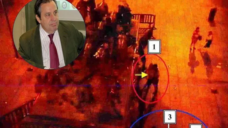 El magistrado José Francisco Cobo junto a una imagen de La Manada en la noche del 6 de julio de 2016 EE