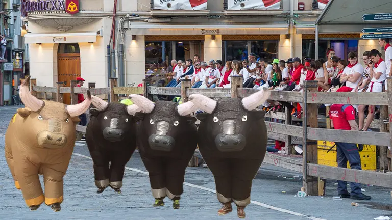 Varios toros hinchables en una imagen del recorrido del encierro de Sanfermines FOTOMONTAJE
