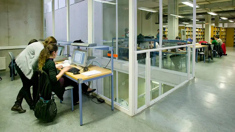 Estudiante, en la biblioteca de la UPNA