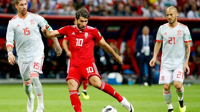 Kazan (Russian Federation), 20/06/2018.- Karim Ansarifard en acción ante Sergio Ramos y David Silva en el partido España - Irán (1-0) en el Mundial de Rusia 2018.