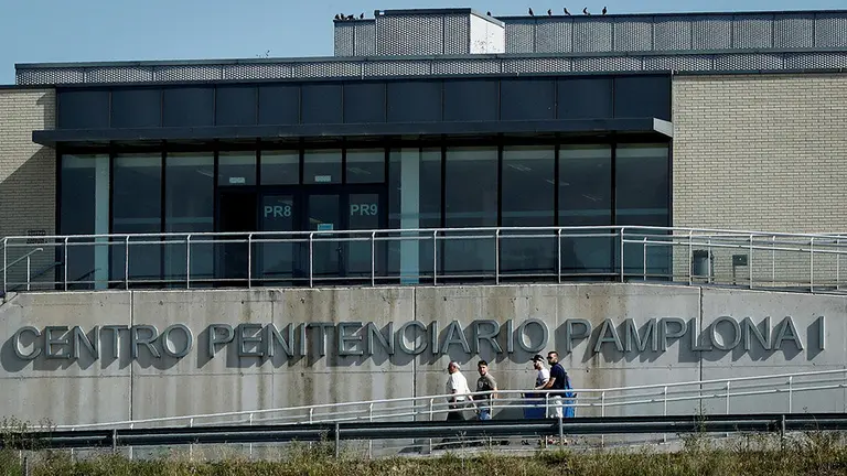 Tres de los miembros de la Manada, José Angel Prenda (2i), Jesús Escudero (2d) y Angel Boza (d), que cumplían pena en la cárcel de Pamplona abandonan el recinto penitenciario a las 18:00 horas, después de haber abonado la fianza de 6.000 euros decretada por la Sección Segunda de la Audiencia Provincial de Navarra. Prenda, Escudero y Boza, condenados a 9 años de prisión por un delito de abuso sexual con prevalimiento sobre una joven madrileña durante los Sanfermines de 2016, permanecían en esta prisión, desde que el 9 de julio de 2016 el juez decretó prisión provisional comunicada y sin fianza para ellos y los otros dos miembros del grupo encarcelados en Alcalá Meco. EFE/Villar López