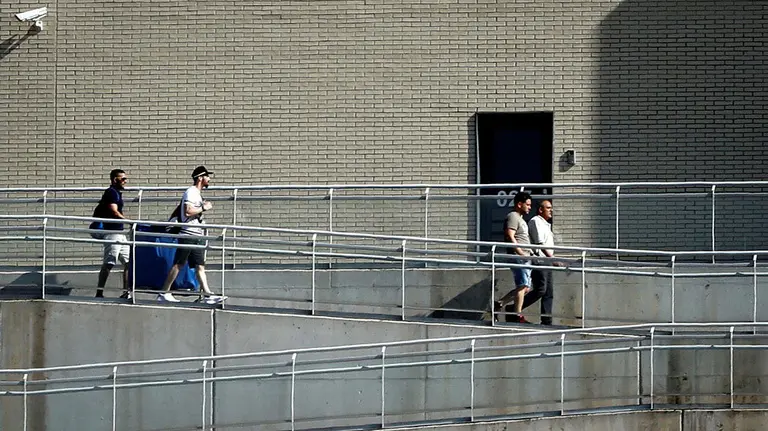 GRAF5549. PAMPLONA, 22/06/2018.- Los tres miembros de la Manada José Angel Prenda (2d), Jesús Escudero (2i) y Angel Boza (i), que cumplían pena en la cárcel de Pamplona abandonan el recinto penitenciario a las 18:00 horas, después de haber abonado la fianza de 6.000 euros decretada por la Sección Segunda de la Audiencia Provincial de Navarra. Prenda, Escudero y Boza, condenados a 9 años de prisión por un delito de abuso sexual con prevalimiento sobre una joven madrileña durante los Sanfermines de 2016, permanecían en esta prisión, desde que el 9 de julio de 2016 el juez decretó prisión provisional comunicada y sin fianza para ellos y los otros dos miembros del grupo encarcelados en Alcalá Meco. EFE/Villar López