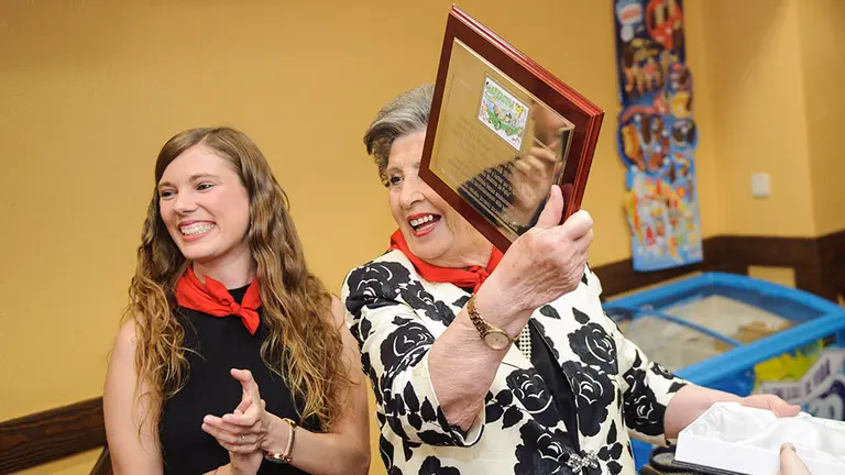 Entrega del premio Pancarta de Oro 2018 a la primera madrina de la peña, María Dolores Santesteban, 'Tola', y a Festa-Los de Bronce en la Peña Anaitasuna. MIGUEL OSÉS (3)
