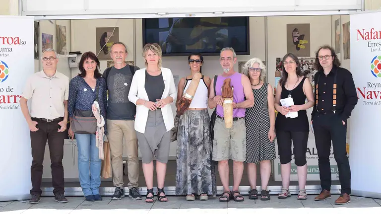 Los premiados, en el centro, junto a Maitena Ezkutari y los organizadores de la Feria