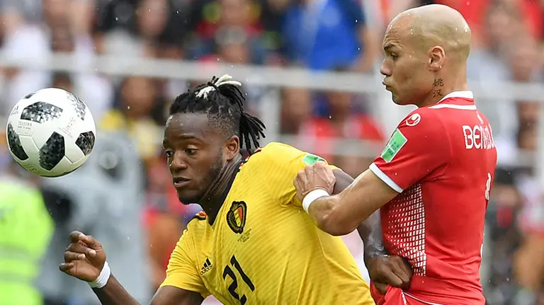Moscow (Russian Federation), 23/06/2018.- Yohan Benalouane of Túnez (R) y Michy Batshuayi de Bélgica en el partido del Mundial 2018. EFE.