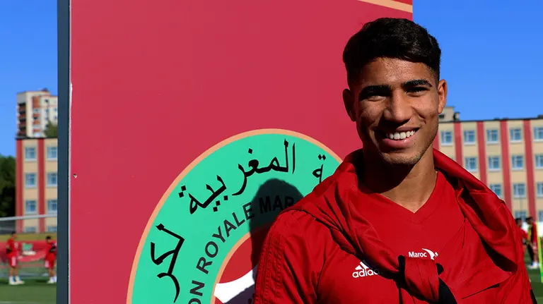 GR6004. VORONEZH (RUSIA), 22/06/2015.- El lateral de la selección marroquí y del Real Madrid, Achraf Hakimi, posa durante una entrevista con la Agencia EFE, antes de que la selección de Marruecos ponga rumbo a Kaliningrado para su próximo partido de la fase de grupos del Mundial de Rusia 2018 ante España, en Kaliningrado, Rusia, hoy, 23 de junio de 2018. Achraf Hakimi admitió que saben que el partido en Kaliningrado es vital para España, pero que Marruecos va a luchar por su honor y afición. EFE/ Javier Martín