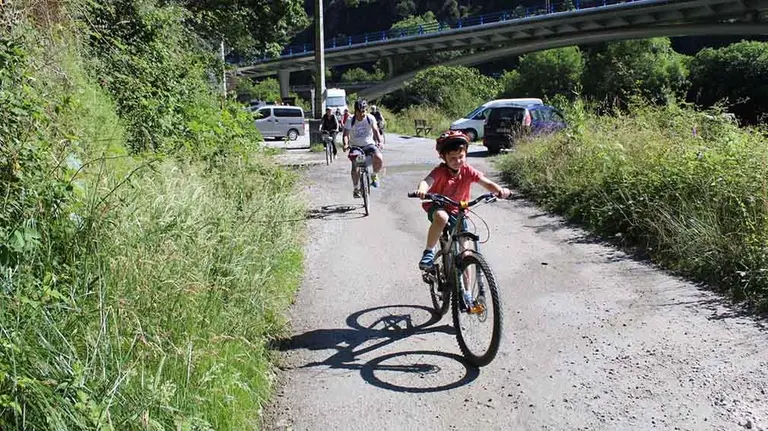 Un niño inicia el recorrido en la ruta de Santesteban a Behobia