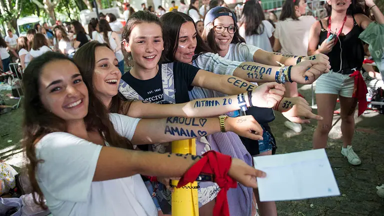 Cientos de personas hacen cola para el esperado concierto de los chicos de Operación Triunfo en Pamplona. MIGUEL OSÉS_13