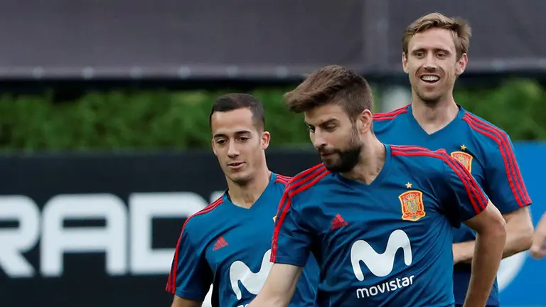 KRS10. KRASNODAR (RUSIA). 17/06/18.- Gerard Piqué (c), Lucas Vázquez (i) y Nacho Monreal (d) durante un entrenamiento del equipo, en Krasnodar (Rusia) hoy, domingo 17 de junio de 2018. España jugará su segundo partido de la Copa Mundial de la FIFA Rusia 2018 el próximo miércoles contra Irán. EFE/Javier Etxezarreta