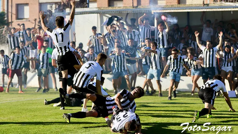 El Alesves celebra el ascenso a tercera ante su afición. Foto Sagar. Facebook Alesves.