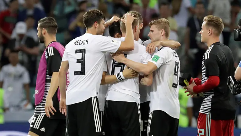MUN29-121. SOCHI (RUSIA), 23/06/2018.- Jugadores alemanes celebran la victoria al final del partido Alemania-Suecia, del Grupo F del Mundial de Fútbol de Rusia 2018, en el Fisht de Sochi, Rusia, hoy 23 de junio de 2018 (RUSSIA SOCCER FIFA WORLD CUP, Germany, Sweden, Sochi). EFE/Sebastião Moreira