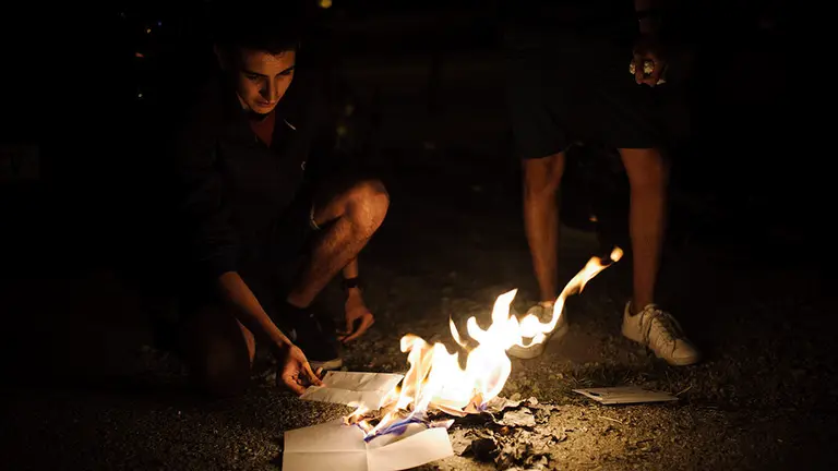 Accidentadas hogueras de San Juan en la noche más corta del año. MIGUEL OSÉS_1