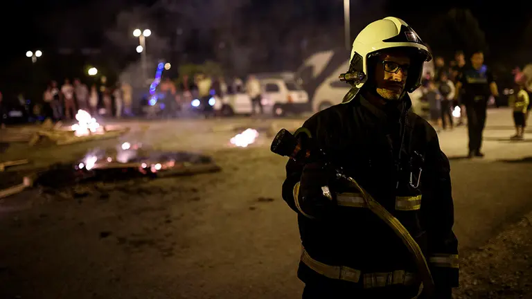 Accidentadas hogueras de San Juan en la noche más corta del año. MIGUEL OSÉS_2